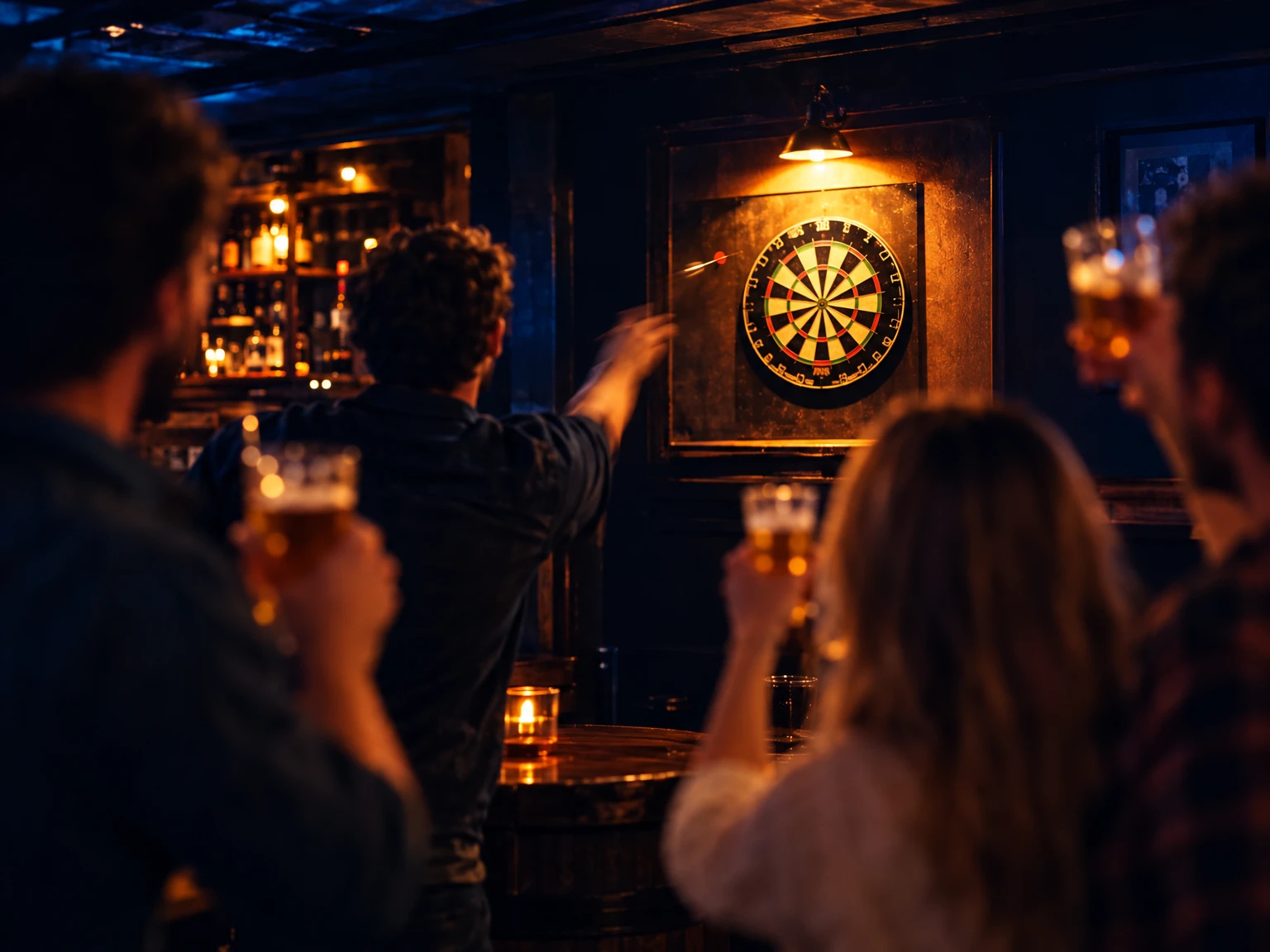 Vänner som spelar dart i en bar